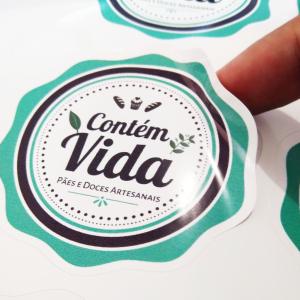 ADESIVO UV RECORTE PERSONALIZADO VINIL 0,10 FORMATO PERSONALIZADO TINTA ORIGINAL MADE IN JAPAN IMPRESSÃO UV 4X0 COR ULTRA-HD 